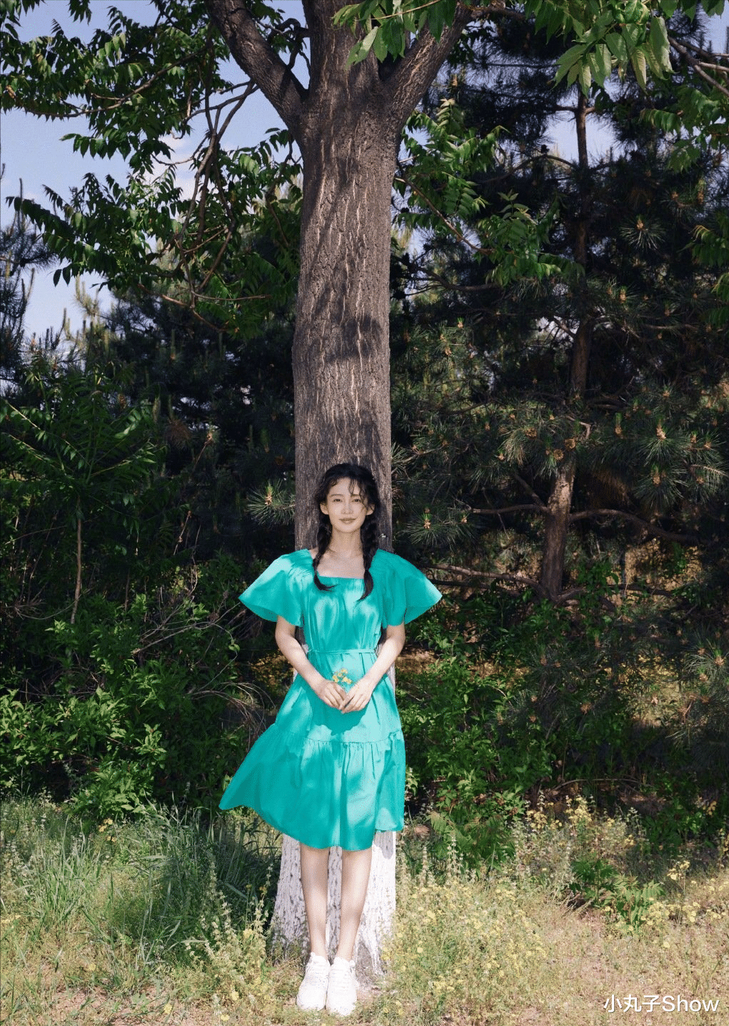 李沁|少女感拉满!32岁李沁晒出清新唯美写真,扎麻花辫扮嫩令人心动