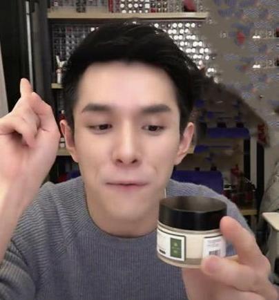 皮肤光滑细腻的沈梦辰,分享的面霜才几十元,却能逐渐淡化细纹!