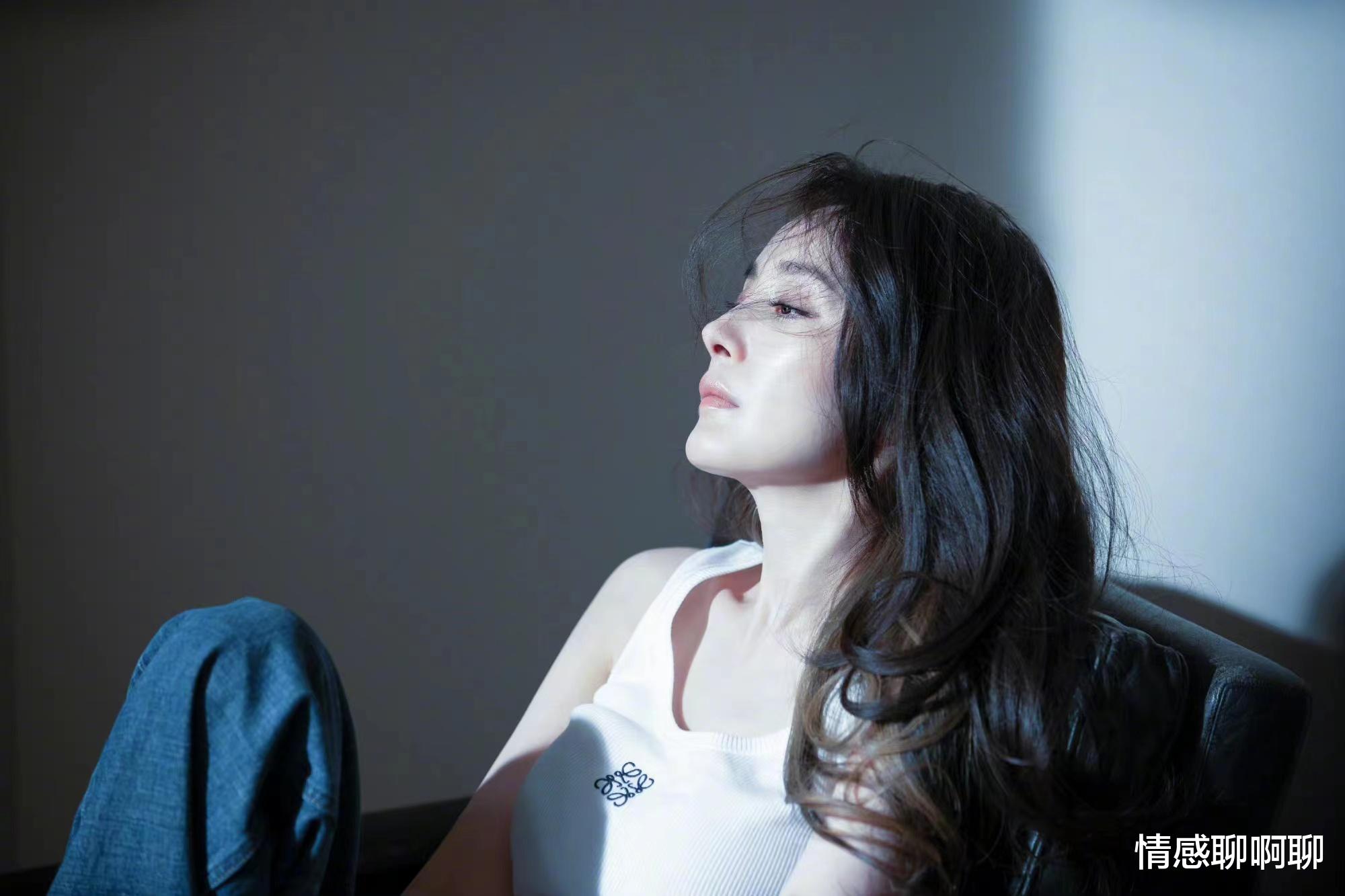 |妖娆的杨幂：女人味越来越浓，居然称自己天天都在期待爱情