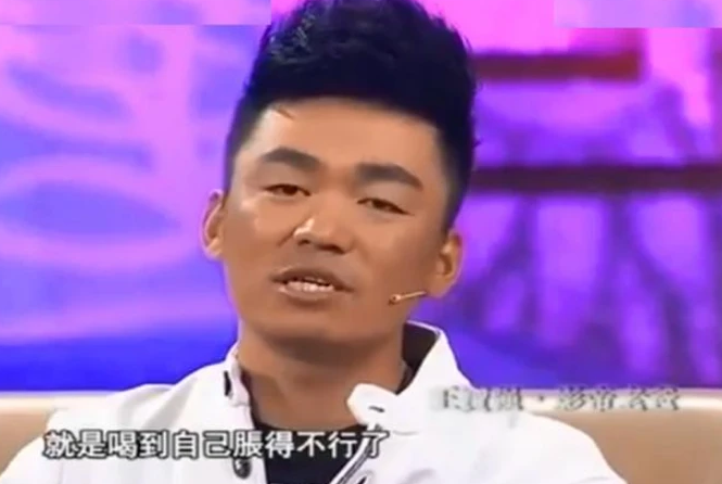 王宝强|王宝强抽烟动作被段奕宏盛赞，拍《人在囧途》时曾喝14次牛奶