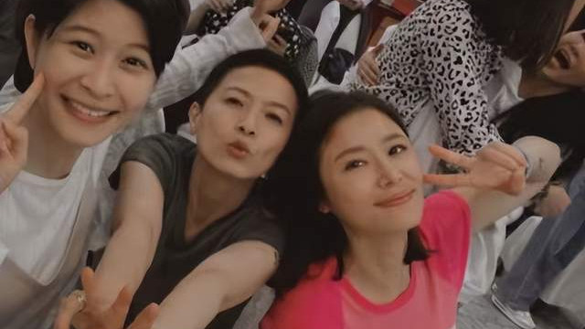 高至霆|46岁林心如现身聚会！为小鲜肉庆生氛围火热，穿粉衣娇歪头比耶