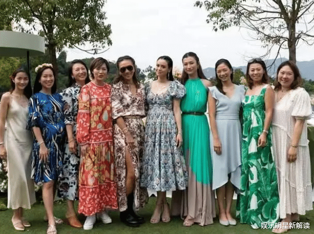 郭晶晶|顶级名媛聚会！郭晶晶穿旧衣打扮素朴，手上红宝石钻戒吸睛