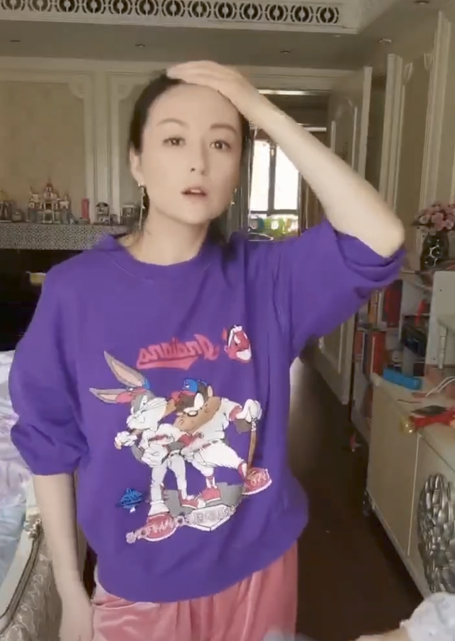 戴娇倩居家晒素颜热舞视频,卧室装修曝光接地气,保姆也意外出镜