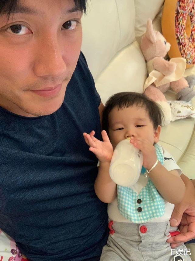 张颖康|TVB艺人张颖康一家为儿子庆生多活动 一家五口去主题乐园开心玩耍