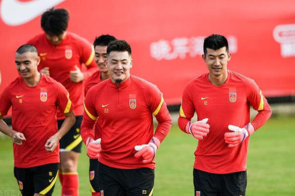 国足|如出一辙！严惩！体坛周报发出关键信息，国足主帅下课原因曝光