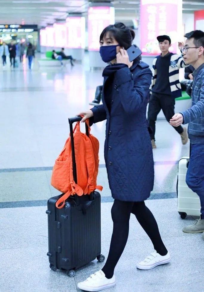 萝莉 徐静蕾剪萝莉短发伪装少女,47岁完全不见老,就是颈纹有点深