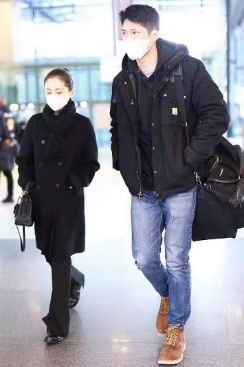王子文|王子文和男友走机场，小鸟依人，鞋子不一般！