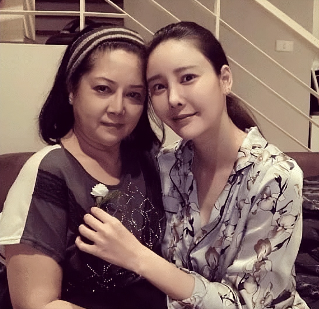 西瓜溺亡5个月,俩嫌犯为其母庆祝生日,众人欢聚一堂喜笑颜开