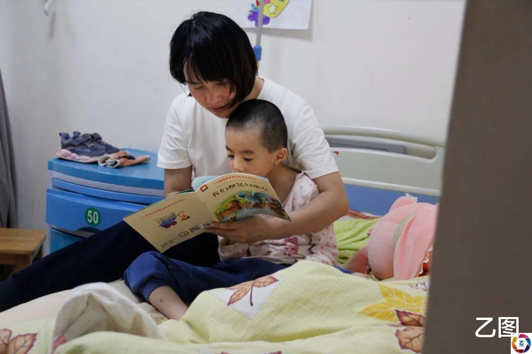 女子怀孕7个月买菜,路上摔倒致孩子早产,全家命运因此改变