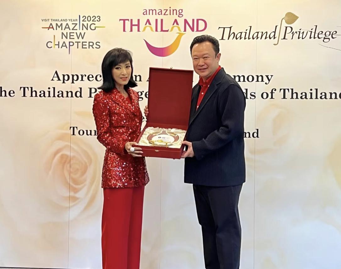 米雪|67岁米雪与任达华在泰国过年,同获旅游贡献奖,男方秃头亮到反光