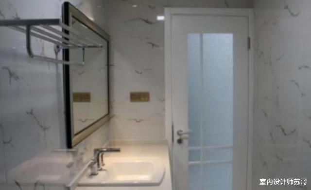 上完厕所,门打开还是“关上”?很多人做错,难怪卫生间又臭又脏