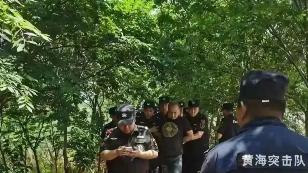 唐山打人者最后一名落网，面无表情跑掉鞋