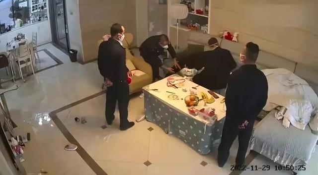 街道主任上门打人,3名制服男观战,被打男:我只能抱紧头,不还手