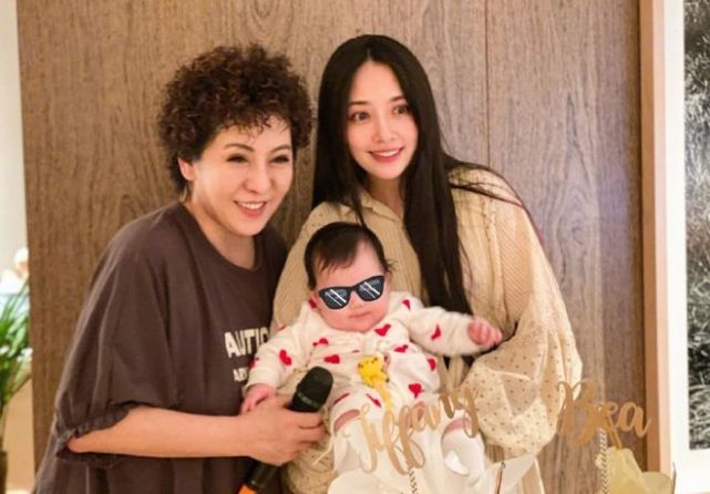 郭碧婷|郭碧婷和婆婆向太越来越像，穿衣打扮像姐妹，气质都一样