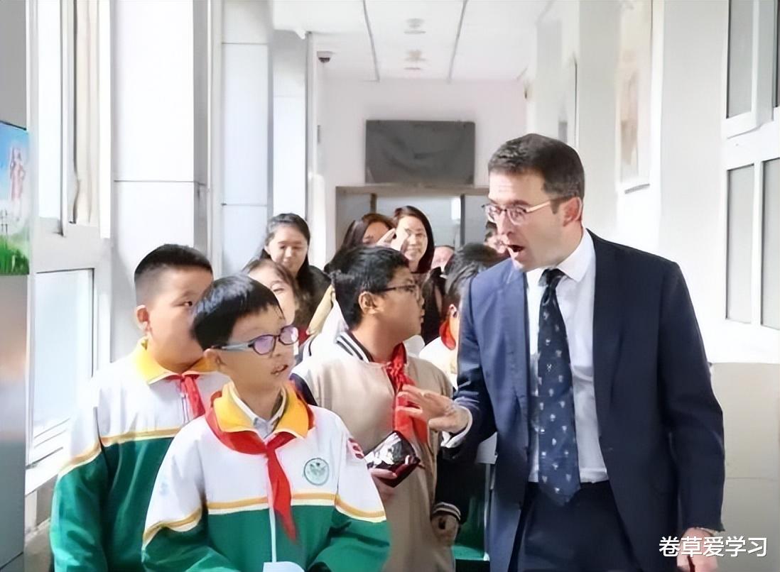 大学生|小学生简历都卷起来了？幼升小学生简历走红，大学生看了自叹不如