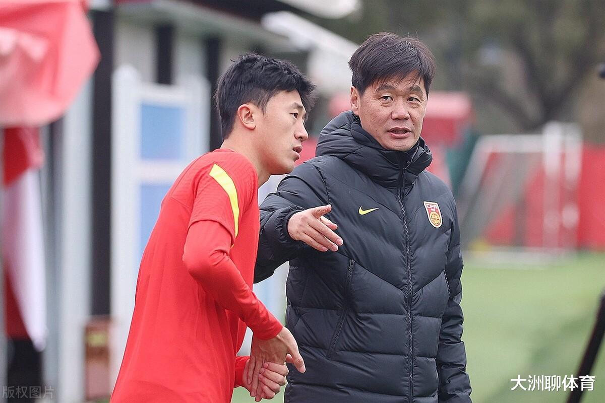 李霄鹏|国足传出搞笑消息：李霄鹏教练被“强留”！球迷吐槽声一片