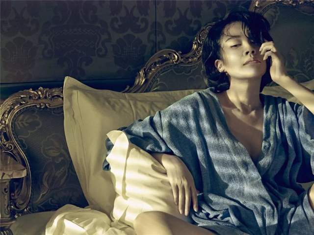 许晴|51岁许晴不服老！紧身衣下的细腰太抢镜