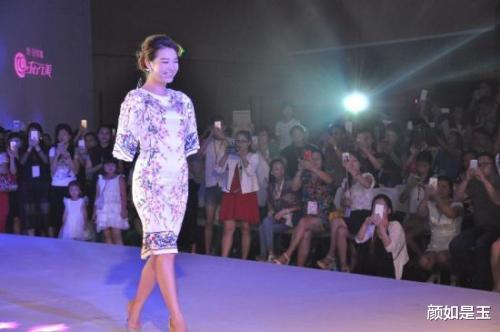 女孩|非诚勿扰无臂女孩，台上与小伙牵手成功台下却被甩，如今怎样了？