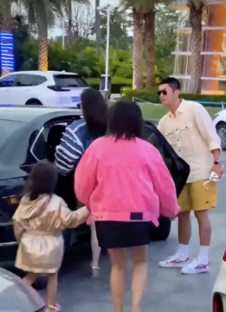 霍思燕|霍思燕全家出游曝二胎，身旁女孩长相与嗯哼一模一样，抠手超可爱