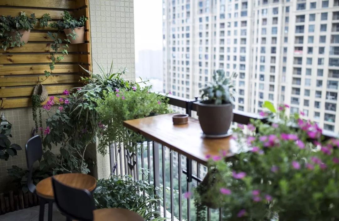 阳台靠窗装个小吧台，喝茶观景，真是不要太惬意！