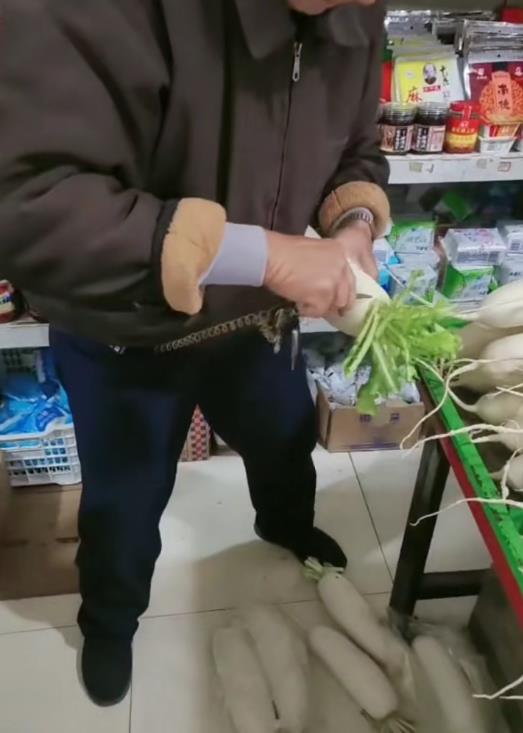 大爷超市买白萝卜,携带小刀把萝卜缨去掉,称疫情期间超市都赚钱