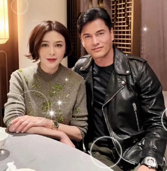 吕良伟|关之琳与吕良伟夫妇聚餐，贴身合影显亲密，戴百万名表彰显财力