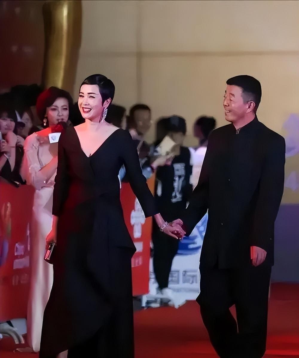 蒋雯丽|蒋雯丽夫妻合体,穿收腰裙高跟鞋高出一截,顾长卫矮又老像父辈