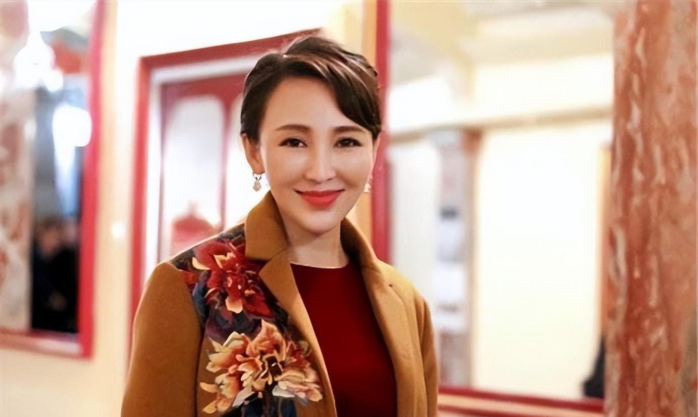 岳丽娜|岳丽娜:25岁结婚,被肿瘤折磨,37岁大龄生头胎,48岁再生三胎