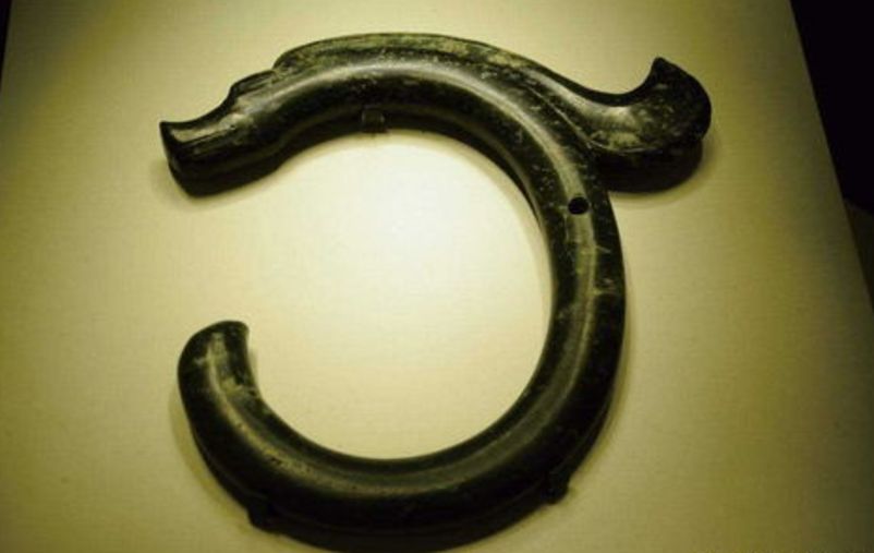 玉雕|农民捡到“弯钩”竟是玉器，卖了30块钱，现价值不可估量