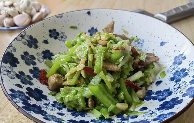 张平|福建小伙紧衣缩食过日子走红，一天3块钱吃两餐，手机是精神食粮