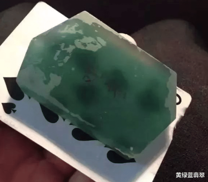 翡翠|“奇丑无比”的一块翡翠原石,切开之后底子冰透细腻,拿去做货成品美呆众人