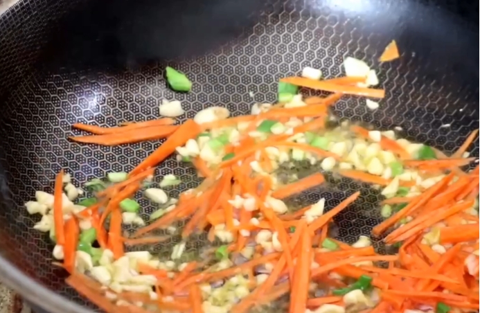 菠菜是健康绿色食物,但是很多人不会吃,补钙补铁,饭店吃不到