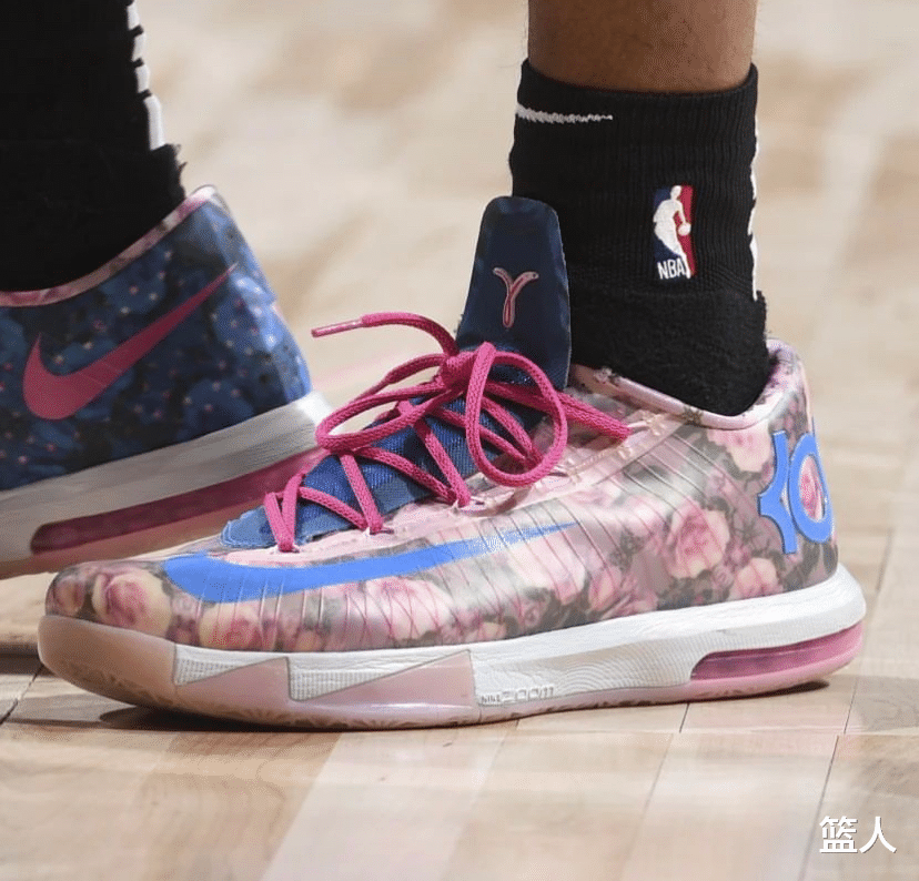 凯里·欧文|NBA球员上脚：欧文穿支线球鞋，KD6乳腺癌配色很经典！