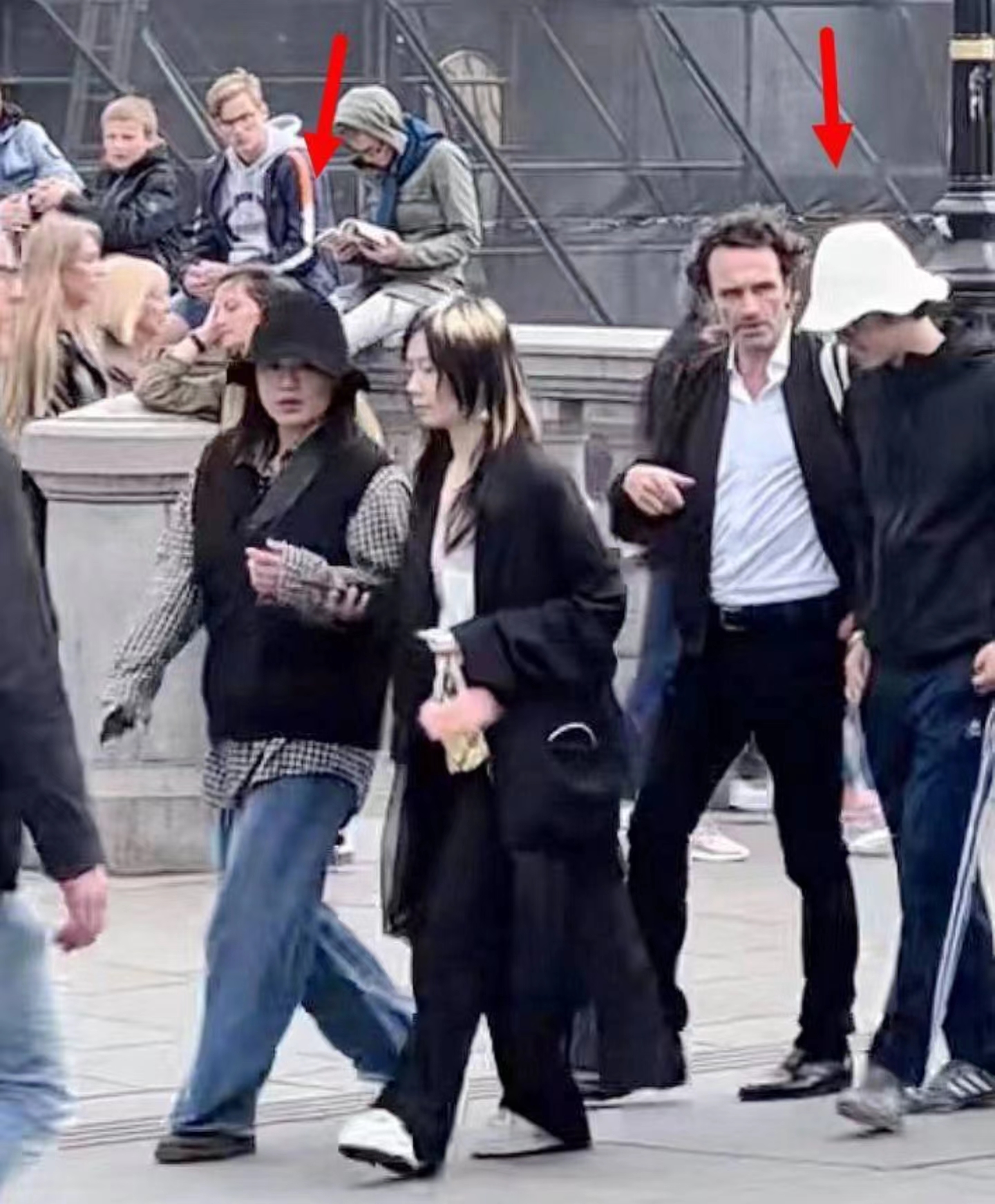 梅婷|47岁梅婷在国外酒吧被偶遇，素颜打扮气质优雅，不戴口罩生活惬意