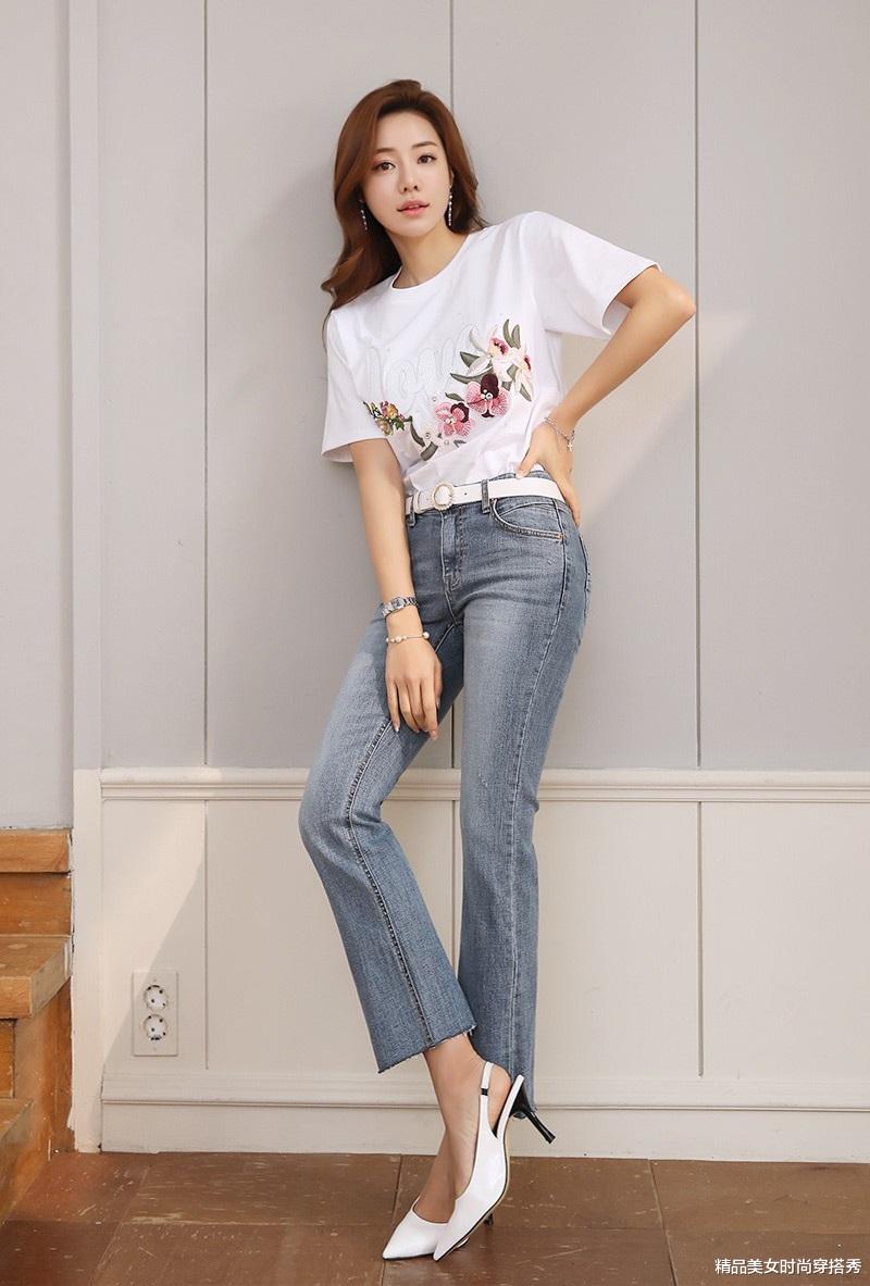 牛仔裤|白色的T恤搭配牛仔裤，简约又时尚耐看，秒变职场达人
