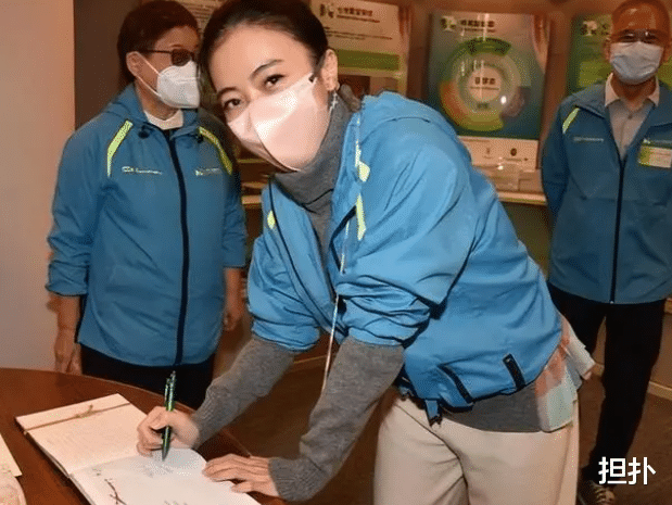 甘比|甘比终于有名媛自信了，不戴珠宝不穿奢侈品，捐千万被称为女菩萨