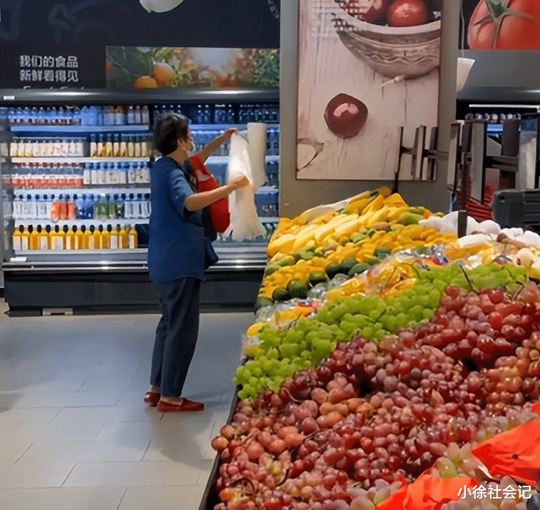 广州大妈在超市狂扯塑料袋,动作行云流水,网友:可能是锻炼身体