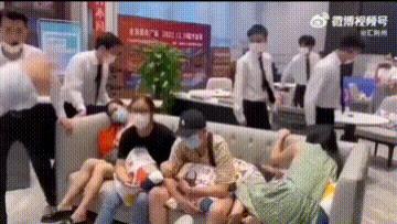 “让你们闹！来来来，把沙发掀了。”