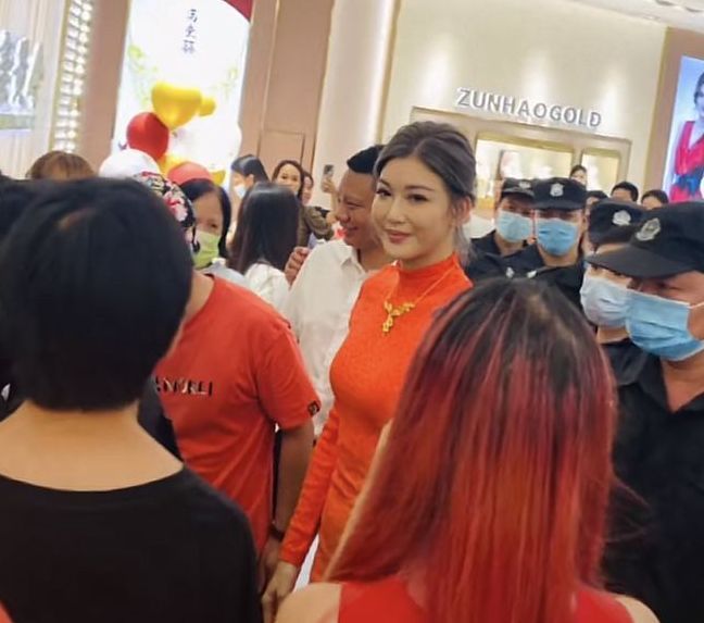 李彩桦|李彩桦现身广西街边商演，舞台临时搭建环境简陋，网传出场费48万