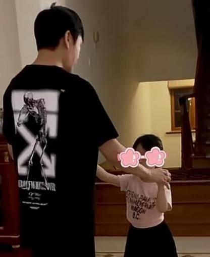 秦昊|伊能静最近晒出女儿照片，长得好像秦昊