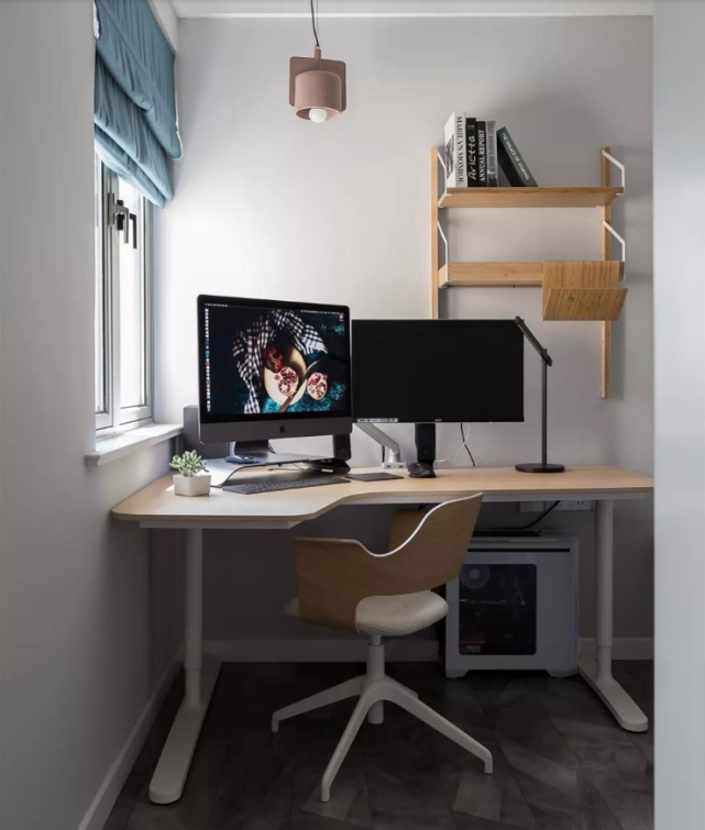 77平北欧风两室设计,蓝色墙面过渡+黄色的古仓门这配色很时尚