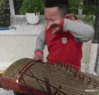 |坐地铁碰到最美阿姨,偷瞄被她发现了,该怎么办?