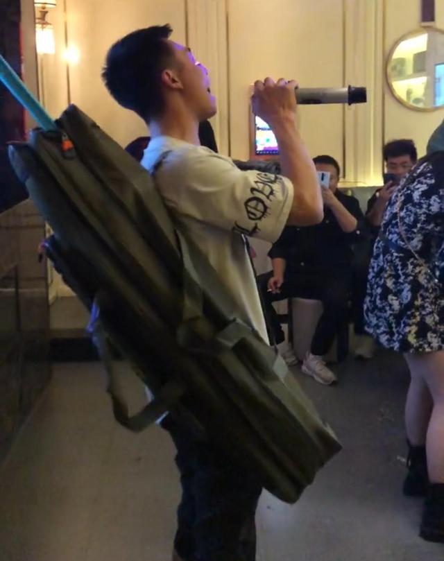 |一男子的朋友跟他开玩笑,约他去钓鱼,最后却让他带渔具去唱歌