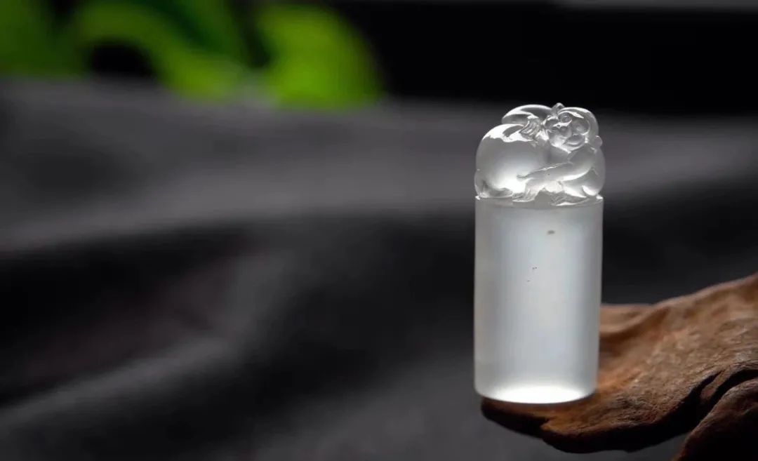 翡翠|翡翠真的会“变色”吗?不同光源下的“它们”怎么了?我来为你揭秘!