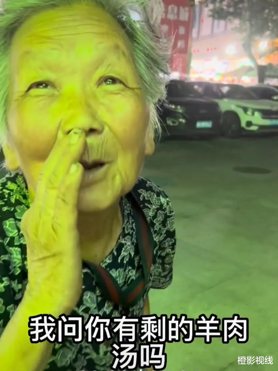 郭德纲|青岛大娘感动了全国网友,郭德纲助理乞讨还骂街,做人的差距太大