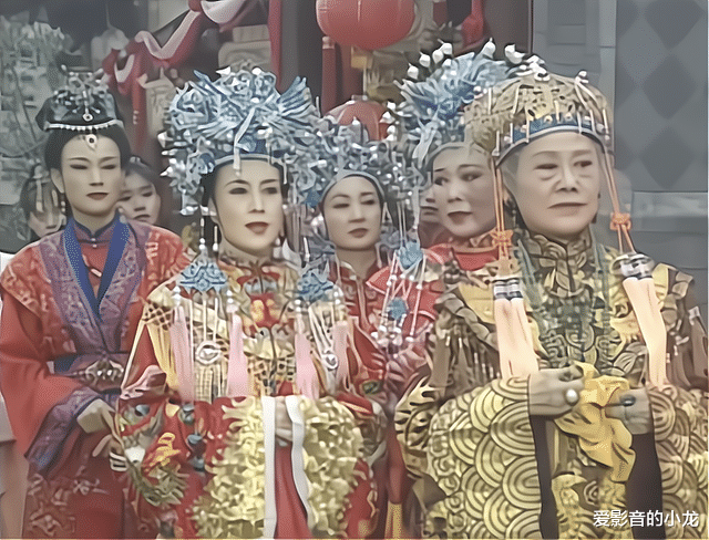 红楼梦|元春省亲，与众女眷哭成一片，元春的发型和宝钗黛玉的表情亮了