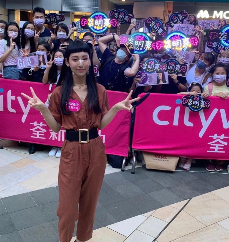 炎明熹|17岁港圈唱将炎明熹!父母定居内地,粤语歌开口跪,打破刻板印象