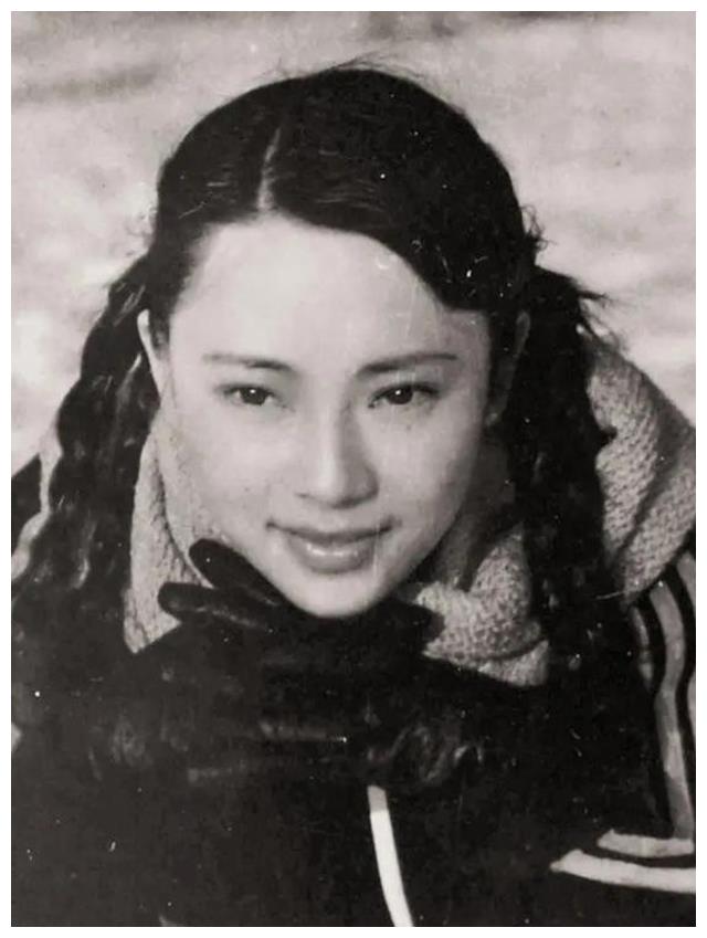 李连杰|32年前，生完孩子就被李连杰抛弃，住地下室10年的黄秋燕，怎样了