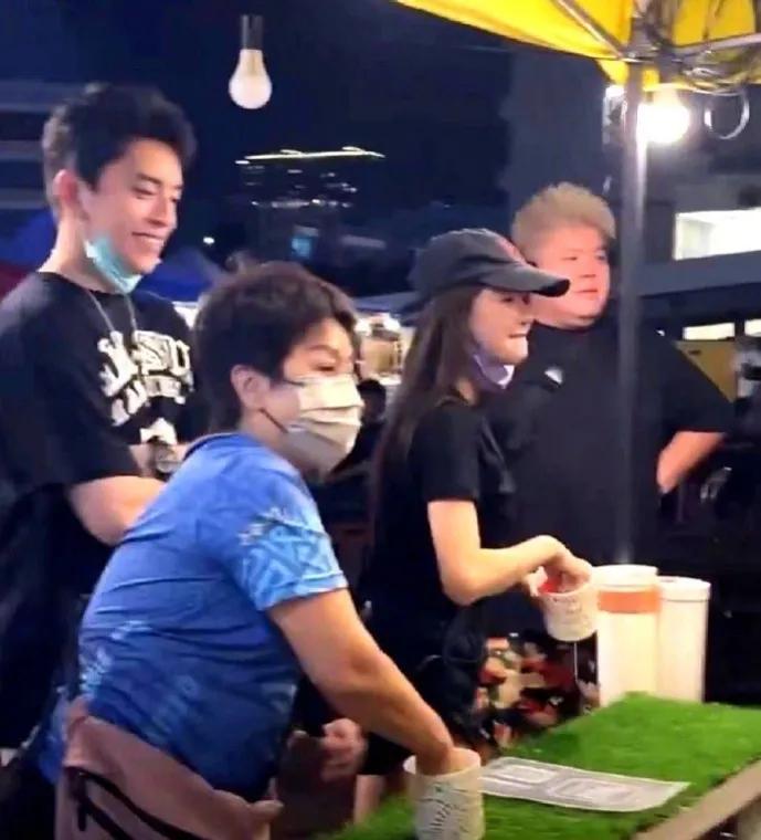 蔡卓宜|王大陆蔡卓宜马来西亚街头约会!