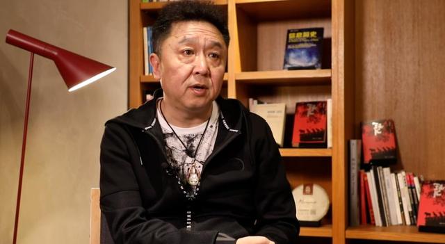 网友亲赴于谦废弃马场,铁门半开池塘干涸,建筑杂草丛生只留空壳